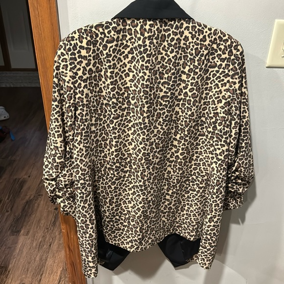 Tuxedo-style Animal Print Blazer - Picture 3 of 4